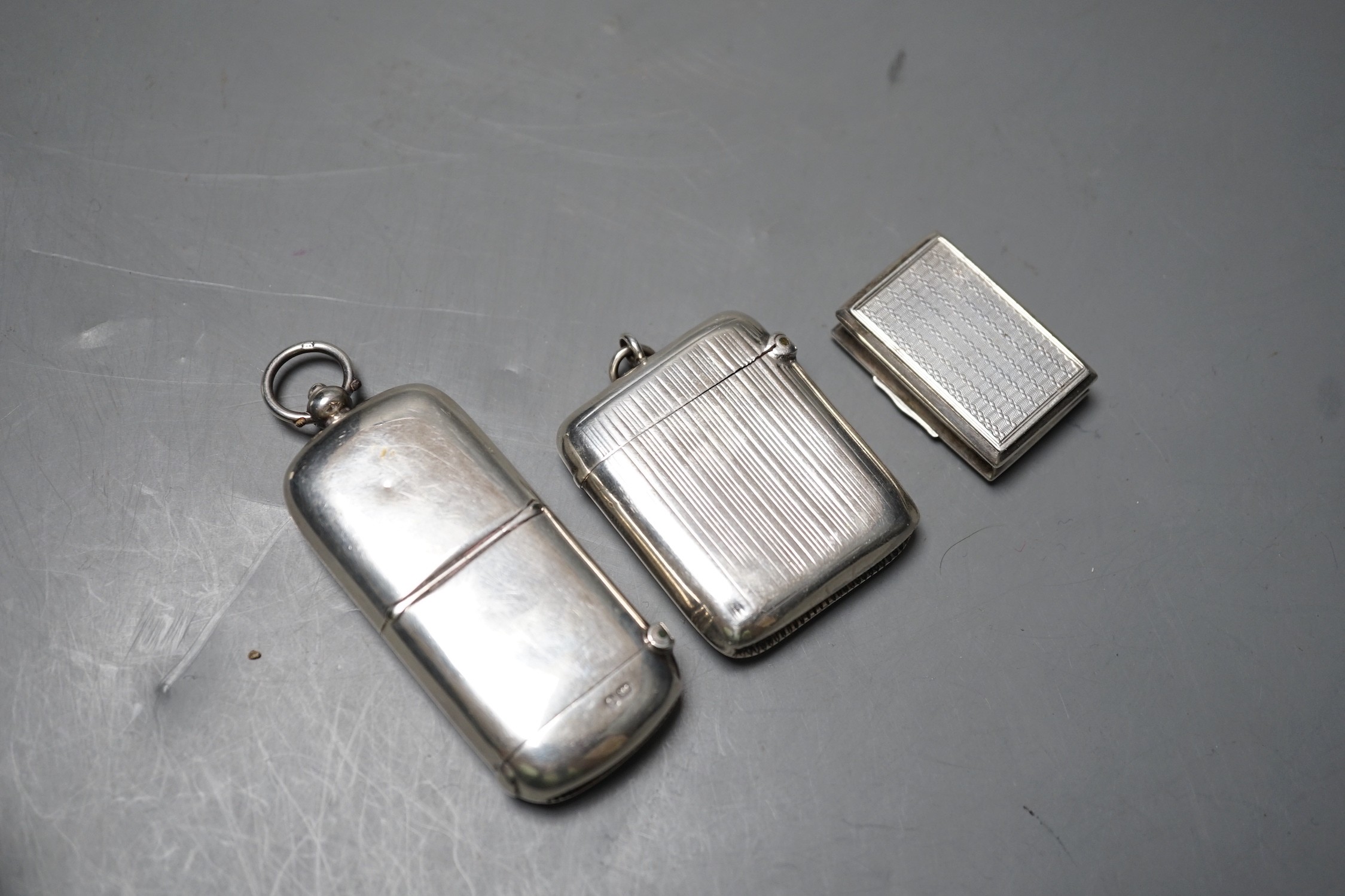 An Edwardian silver combination vesta/sovereign case, Chester, 1903, 73mm, together with a Victorian silver vinaigrette and a silver vesta case.